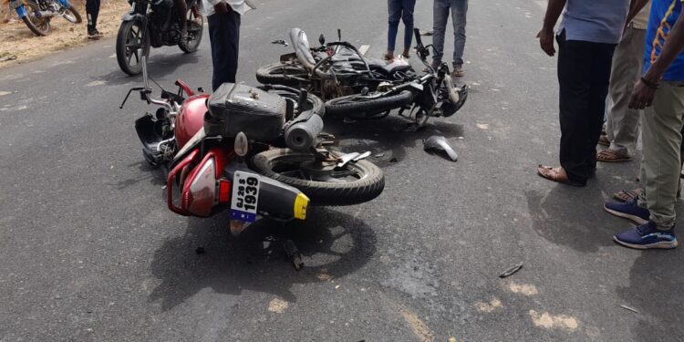 भादवड जवळ दोन दुचाकीची धडक, पोलिसासह दोन जण गंभीर जखमी