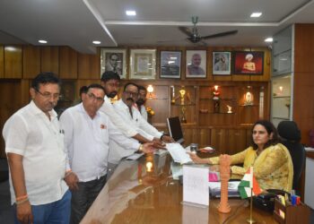 कोळदा-खेतिया रस्त्याच्या कामात ठेकेदाराची दिरंगाई, दोषींवर कारवाई न झाल्यास शिवसेना स्टाईलने आंदोलन : अरुण चौधरी