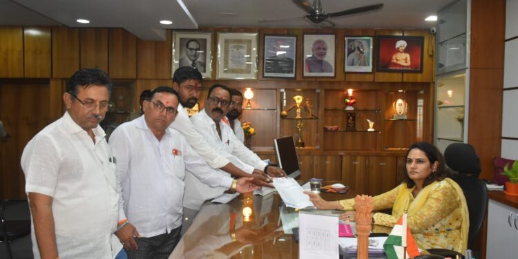 कोळदा-खेतिया रस्त्याच्या कामात ठेकेदाराची दिरंगाई, दोषींवर कारवाई न झाल्यास शिवसेना स्टाईलने आंदोलन : अरुण चौधरी