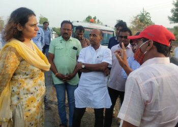 जिल्हाधिकारी मनिषा खत्री आल्या ॲक्शन मोडवर  गोमाई नदी पुलाची पाहणी करीत अधिकाऱ्यांची केली कानउघाडणी