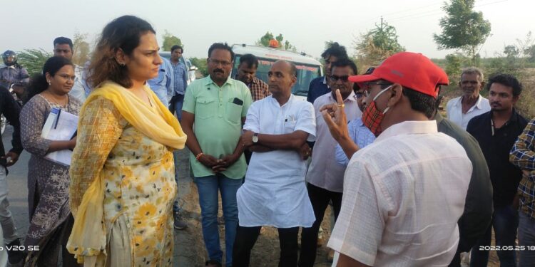 जिल्हाधिकारी मनिषा खत्री आल्या ॲक्शन मोडवर गोमाई नदी पुलाची पाहणी करीत अधिकाऱ्यांची केली कानउघाडणी