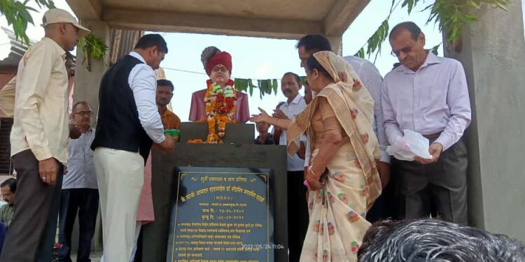 माजी आमदार डाॅ. नरेंद्र पाडवी यांच्या पूर्णाकृती पुतळ्याचे अनावरण