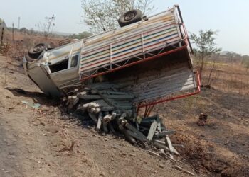 भरधाव वाहन उलटले, दोन जण गंभीर जखमी