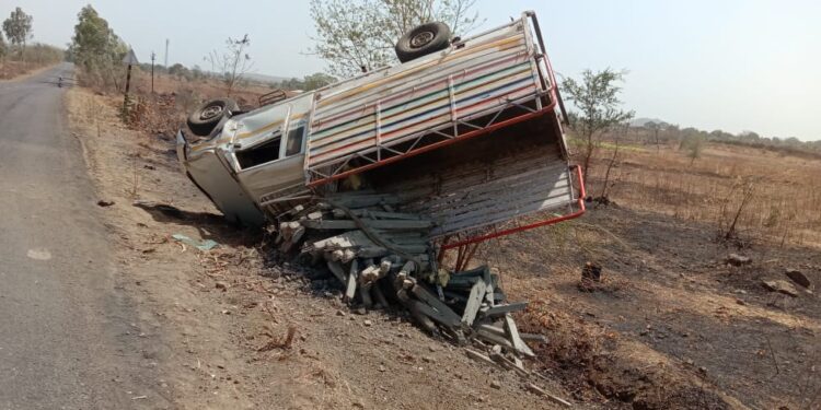 भरधाव वाहन उलटले, दोन जण गंभीर जखमी