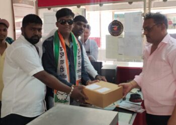 राष्ट्रवादी युवक कॉंग्रेसतर्फे भाजपाच्या प्रदेशाध्यक्षांना पोस्टाव्दारे पाठविल्या बांगड्या व कुंकूचा आहेर