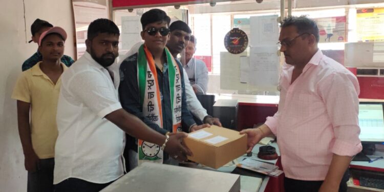 राष्ट्रवादी युवक कॉंग्रेसतर्फे भाजपाच्या प्रदेशाध्यक्षांना पोस्टाव्दारे पाठविल्या बांगड्या व कुंकूचा आहेर