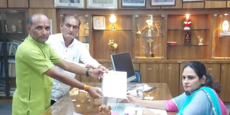 जिल्ह्यातील शेतकऱ्यांना तीन लाखांपर्यंतच्या कर्जावर व्याज माफी द्यावी : नंदुरबार तालुका शिवसेनेची मागणी