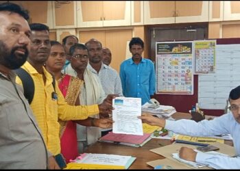 ठाणेपाडा गंगापूर भागात आदिवासींच्या जमिनींवरील सुझलॉनचे पोल हटवा