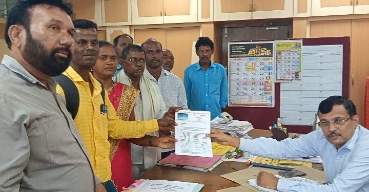 ठाणेपाडा गंगापूर भागात आदिवासींच्या जमिनींवरील सुझलॉनचे पोल हटवा