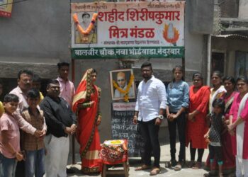 नववधू-वरांच्या हस्ते सावरकरांना अभिवादन