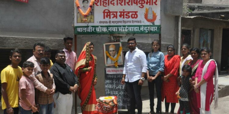 नववधू-वरांच्या हस्ते सावरकरांना अभिवादन