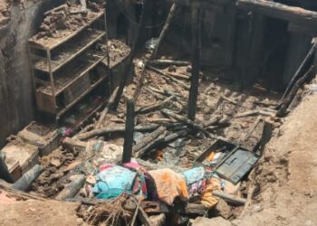 बिग ब्रेकिंग : भीषण आगीत दोन घरे झाली बेचिराख, सोसायटीचे 50 हजारही जळाले, युवक गंभीर जखमी