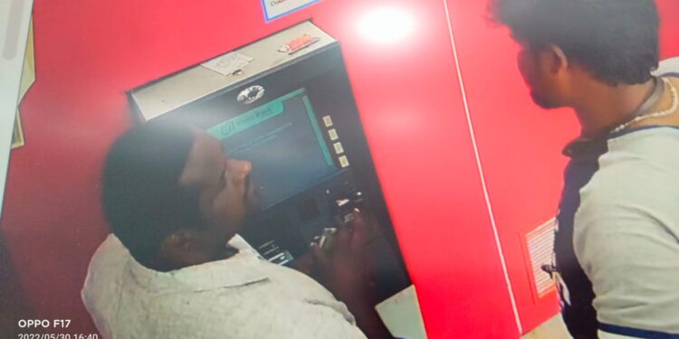 अरे बाबो: एटीएममध्ये कार्ड अदला-बदल करत 80 हजाराची फसवणुक,चोरटा सीसीटीव्ही कॅमेऱ्यात कैद