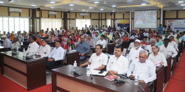 प्रधानमंत्र्यासह मुख्यमंत्र्यांनी साधला लाभार्थ्यांशी संवाद, नंदुरबार जिल्हाधिकारी कार्यालयात कार्यक्रमाचे आयोजन