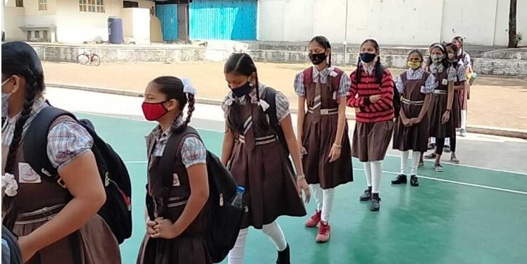 शासकीय निवासी इंग्रजी शाळेत प्रवेश घेण्याचे आवाहन