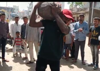 सालदारकी गडी निवडण्याची परंपरा कायम दगड गोटा उचलत तरुणांद्वारे प्रात्यक्षिके