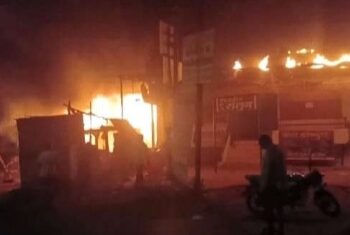 नंदूरबार येथील अंधारे चौकातील सरदार ट्रान्सपोर्ट व सुपर टायर सव्हिसला लागलेल्या आगीत ९ ते १० लाखांचे नुकसान