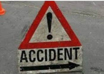 एस.टी.बसची आयशर ट्रकला धडक,अपघातात  एका प्रवाशाचा दात पडून झाली दुखापत