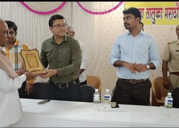 प्रांताधिकारी डॉ चेतन  गिरासे यांच्या हस्ते डॉ.सतिष पाटील यांचा सन्मान