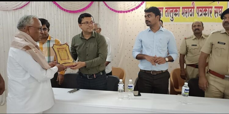 प्रांताधिकारी डॉ चेतन गिरासे यांच्या हस्ते डॉ.सतिष पाटील यांचा सन्मान