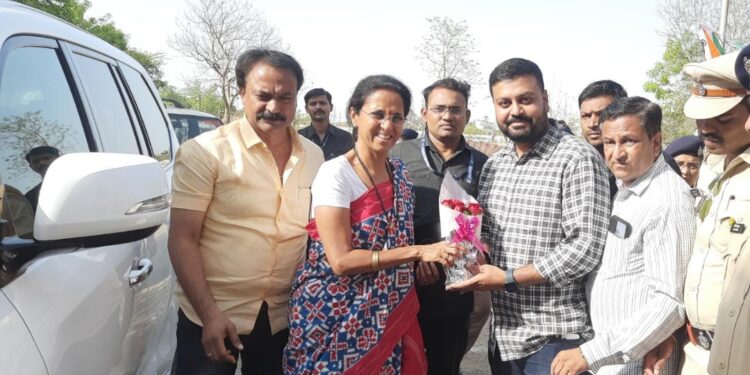 जिल्ह्यातील विकास कामांसाठी निधी द्या; खा.सुप्रिया सुळेना राष्ट्रवादीचे निवेदन