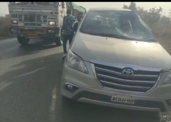 इनोव्हा उलटण्याने अग्रवाल कुटुंबातील पाच जण जखमी