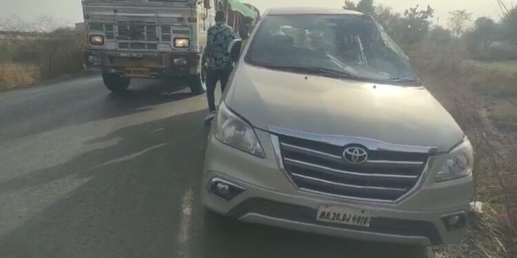 इनोव्हा उलटण्याने अग्रवाल कुटुंबातील पाच जण जखमी