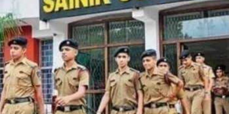 सैनिकी मुलांच्या वसतिगृहात प्रवेश घेण्याचे आवाहन