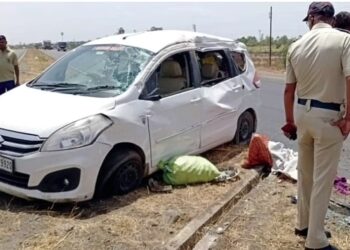 बालकाचा आक्रोश : टायर फुटल्याने महामार्गावर अपघात, महिलेचा जागीच मृत्यू, तीन जण जखमी