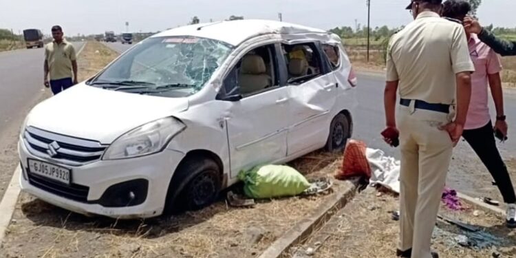 बालकाचा आक्रोश : टायर फुटल्याने महामार्गावर अपघात, महिलेचा जागीच मृत्यू, तीन जण जखमी