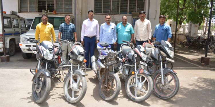 करणखेडा येथून विना नंबरच्या पाच दुचाकी पोलिसांनी केल्या जप्त