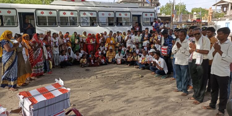 संत रामपाल महाराज यांच्या अनुयायांकडून  नंदुरबार जिल्ह्यात 22 हजार पुस्तक वाटप