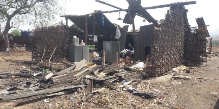 वादळी वाऱ्यामुळे घराची पत्रे उडाले, बालिका व आई जखमी