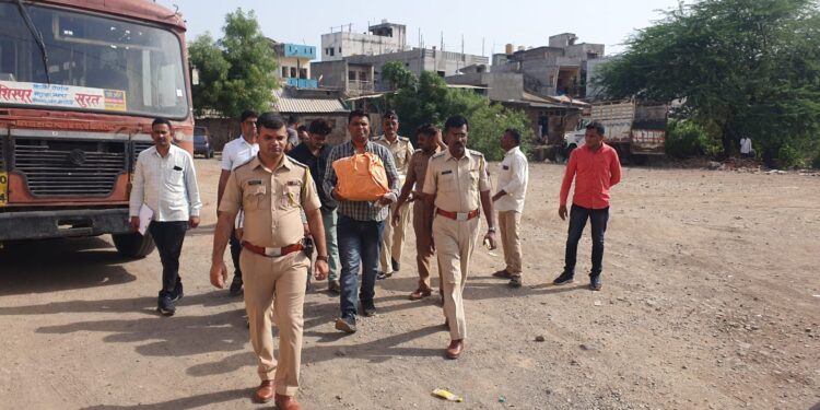 शिरपूर-सुरत बसमध्ये आढळला आठ किलो गांजा