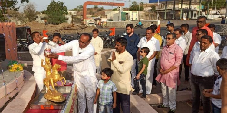 महाराणा प्रतापसिंह जयंतीनिमित्ताने केले दुधाभिषेक- महाआरती