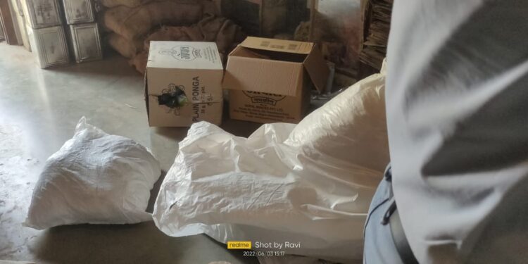 खापर येथे दोन लाखांचा गुटखा जप्त