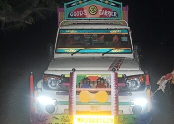 पिकअप पलटी झाल्याने एकाचा जागीच मृत्यू , तीन जण जखमी