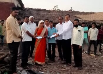 आ.राजेश पाडवी यांनी घेतली नुकसानग्रस्त कुटुंबाची घेतली भेट