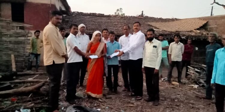 आ.राजेश पाडवी यांनी घेतली नुकसानग्रस्त कुटुंबाची घेतली भेट