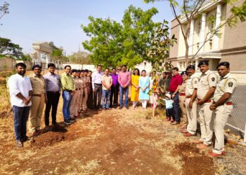 जागतिक पर्यावरण दिनी न्यायाधिश व्‍ही.जी. चव्‍हाण यांच्‍या हस्‍ते वृक्षारोपण