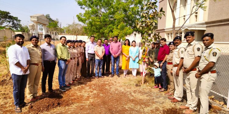 जागतिक पर्यावरण दिनी न्यायाधिश व्ही.जी. चव्हाण यांच्या हस्ते वृक्षारोपण