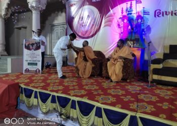 गाव आदर्श करण्यासाठी आपल्या घरापासून सुरुवात करावी: आदर्श तिलक स्वामी