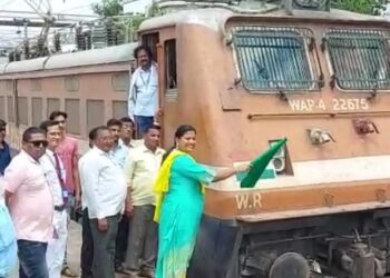 आज पासून मुंबई सेंट्रल ते नंदुरबार रेल्वे प्रवास सुरू,खासदार डॉ. हिना गावित यांनी दाखवला हिरवा कंदील