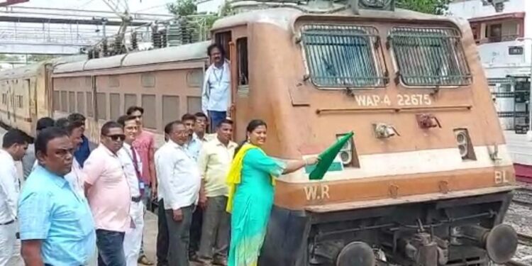 आज पासून मुंबई सेंट्रल ते नंदुरबार रेल्वे प्रवास सुरू,खासदार डॉ. हिना गावित यांनी दाखवला हिरवा कंदील