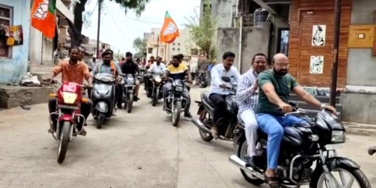 नवापूर येथे भगवान बिरसा मुंडा यांच्या स्मृतिदिनानिमित भाजपातर्फे भरत गावीत यांच्या नेतृत्वाखाली काढण्यात आली मोटार सायकल रॅली