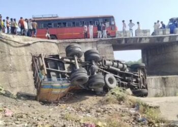 गोमाई नदीवरून ट्रक थेट पडला नदीपात्रात, ट्रक झाली चक्काचूर,चालक व सहकारी जखमी