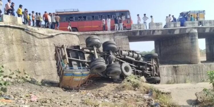 गोमाई नदीवरून ट्रक थेट पडला नदीपात्रात, ट्रक झाली चक्काचूर,चालक व सहकारी जखमी
