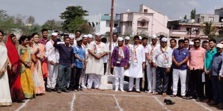 राष्ट्रवादीच्या 23 व्या वर्धापदिनानिमित्त जिल्हाध्यक्ष डाॅ.अभिजीत मोरे यांच्या हस्ते ध्वजारोहण