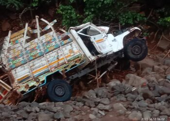 अरे बापरे तळोदा तालुक्यात पुराच्या पाण्यात पिकअप वाहन, मोटर सायकल गेली वाहून