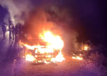 नवापूर येथे आगीत कार जळून खाक